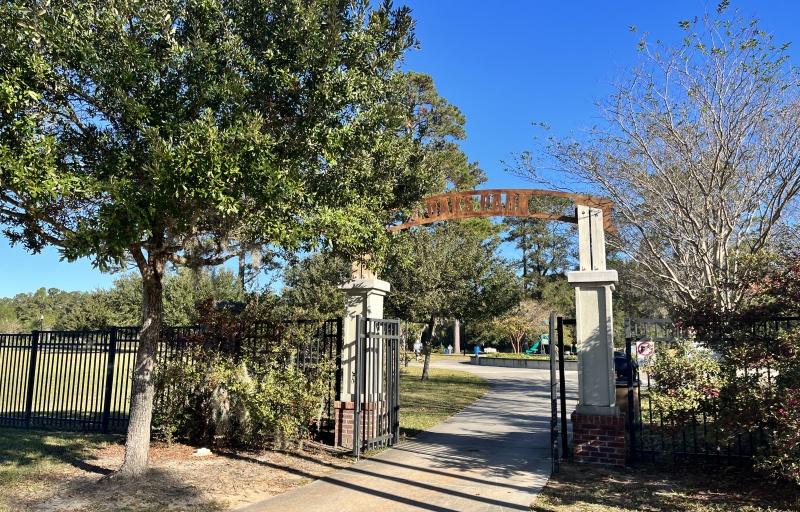 8 Oaks field entry sign